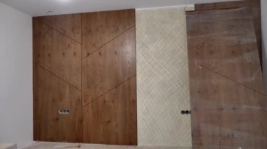 Modern iç mekanlarda duvardaki dekoratif ahşap panellerin yakın görüntüsü. Evdeki minimalist tasarım ve doğal ahşap malzemelerden dekorasyon ayrıntıları.