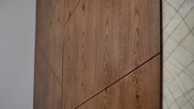 Modern iç mekanlarda duvardaki dekoratif ahşap panellerin yakın görüntüsü. Evdeki minimalist tasarım ve doğal ahşap malzemelerden dekorasyon ayrıntıları.