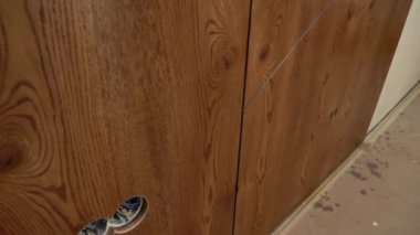 Modern iç mekanlarda duvardaki dekoratif ahşap panellerin yakın görüntüsü. Evdeki minimalist tasarım ve doğal ahşap malzemelerden dekorasyon ayrıntıları.