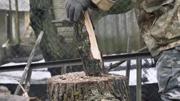 Holzfäller Hacken Holz Mit Der Axt — Stockvideo