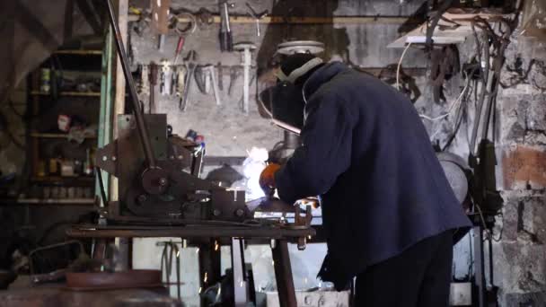 在面具中焊接金属的焊机 — 图库视频影像