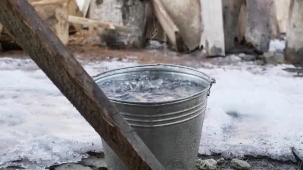 Woda Kapie Wiadra Krople Wody Spływające Dachu Deszczu — Wideo stockowe