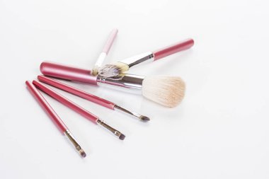 Beyaz arkaplanda pembe makyaj fırçaları izole