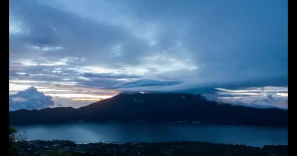 Kleurrijke Time Lapse Video Van Zonsopgang Achter Vulkaan Agung Bali — Stockvideo