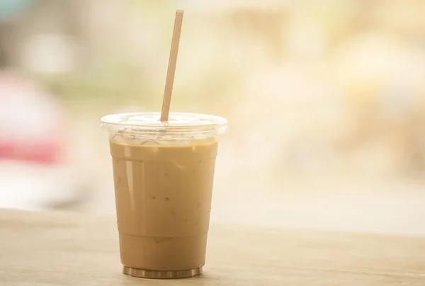 Iskaffe i en plast glas låg på golvet i ett kafé — Stockfoto