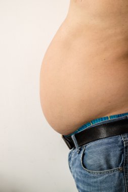 Obez erkek silah kaldırdı, adam için takunya arterler, daha büyük olasılıkla dostum