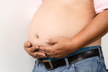 Obez erkek silah kaldırdı, adam için takunya arterler, daha büyük olasılıkla dostum