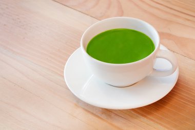 Ahşap masa üzerinde yeşil çay