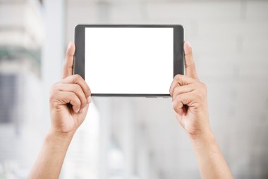 Elleri boş tablet gösterilen.