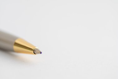 Beyaz kağıt bir kalem.