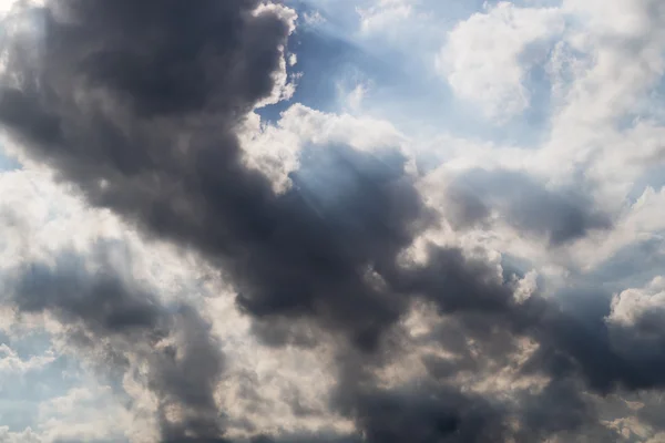 Nube de lluvia en el cielo antes de llover . — Foto de Stock