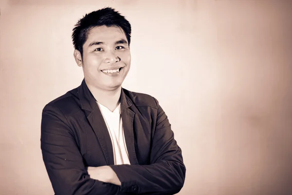 Sonriente asiático hombre de negocios cruzando sus brazos —  Fotos de Stock