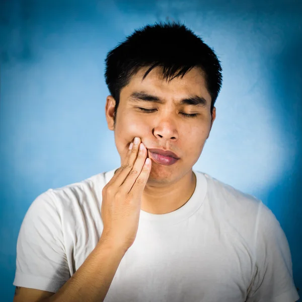 흰색 t-셔츠에서 아시아 남자는 치 통 — 스톡 사진