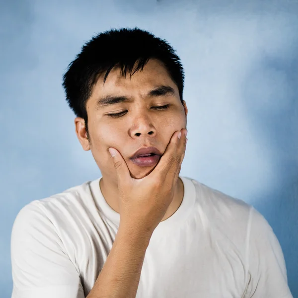 흰색 t-셔츠에서 아시아 남자는 치 통 — 스톡 사진