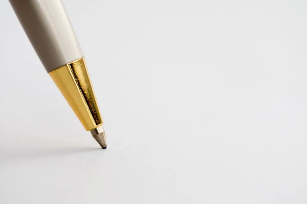Uma caneta sobre papel branco . — Fotografia de Stock