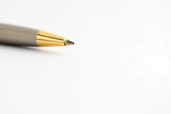 Uma caneta sobre papel branco . — Fotografia de Stock