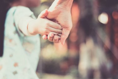 Anne eliyle tutan çocuk yaralandı