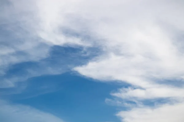 Cielo azul y nubes en los días brillantes del verano . — Foto de Stock