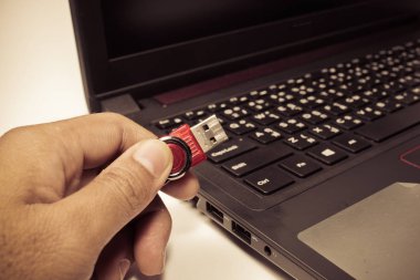 Kırmızı USB birden parlamak götürmek sopa not defterine, seçici odak bağlı olmak