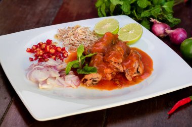 Baharatlı ahşap arka plan üzerinde konserve sardalya salata balık