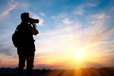 Fotoğrafçı çekim günbatımı gökyüzü