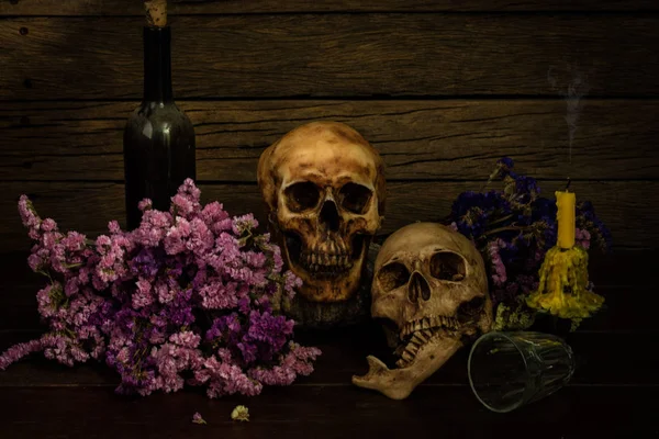 Череп с цветами, бокал вина и помещен на деревянный пол — стоковое фото