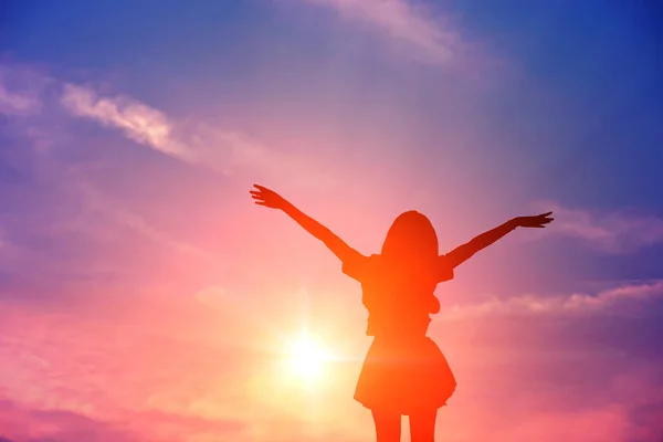 Silueta de una mujer feliz y puesta de sol —  Fotos de Stock