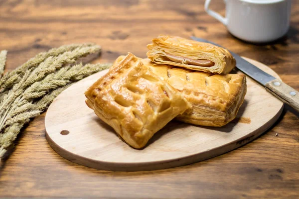 햄과 치즈 가득 원형 나무 테이블 / 선택적 초점 — 스톡 사진