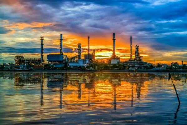 М'який фокус на нафтопереробному заводі в сутінках і відображенні води — стокове фото