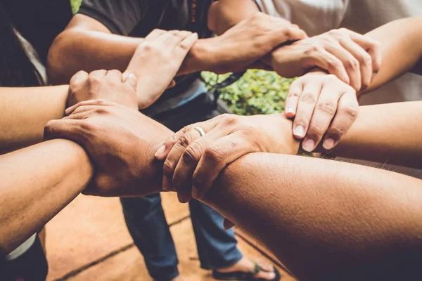 Händer var en samarbete begreppet lagarbete — Stockfoto