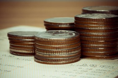 Ham ahşap zemin iş ekonomi kavramı üzerinde sikke.