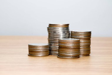 Ham ahşap zemin iş ekonomi kavramı üzerinde sikke.