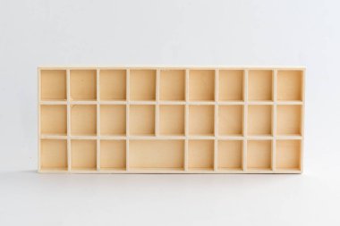 Beyaz arkaplanda tahta kutu