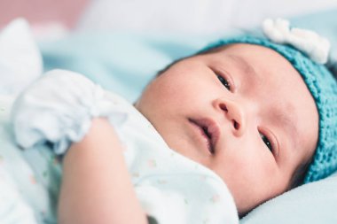 Yatak odasında yeni doğan bebek