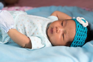 Yatak odasında yeni doğan bebek