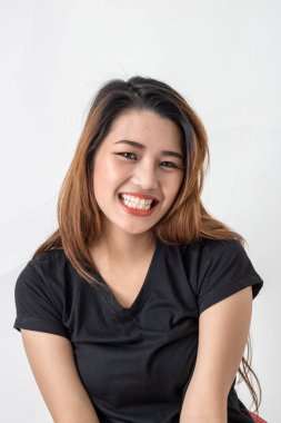 Asyalı kadın siyah t-shirt