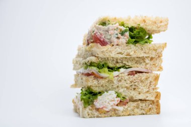 beyaz zemin üzerinde sandviç