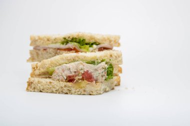 beyaz zemin üzerinde sandviç