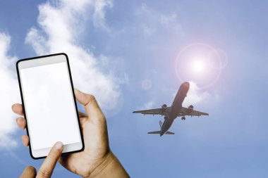Mobil dokunmatik akıllı telefon. Arka plan uçak ve mavi gökyüzü. Conce
