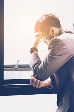 Pencerenin kenarında duran iş adamı vurguladı.