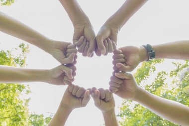 Üç el ekip çalışması işbirliği kavramı vardı