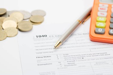  Bize vergi formu ile kalem ve jeton seçici odak / vergilendirme konsantrasyon