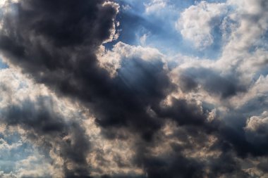 Yağmur bulutları ve güneş ışığı ile