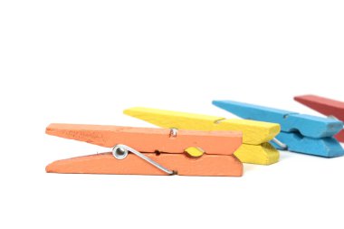 Beyaz arka plan üzerinde ahşap kumaş mandal.