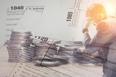 Çift pozlama bize vergi formu ve madeni paralar ile stres işadamı