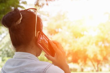 Bir kadın bir cep telefonu konuşmaları ile.