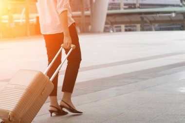 Bir kadın şehir çantada çekerek