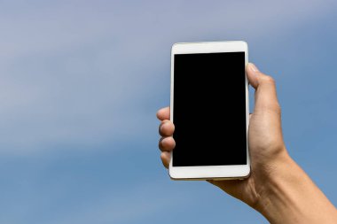 Bir smartphon üzerinde arka plan bulanık tutan el