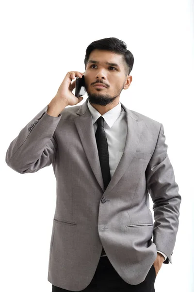 Un hombre de negocios yong está utilizando el teléfono inteligente —  Fotos de Stock