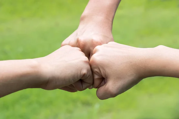 Tre händer var en samarbete begreppet lagarbete — Stockfoto